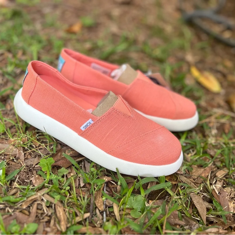 🆕TOMS Coral Slip-On Sneakers. 5.5